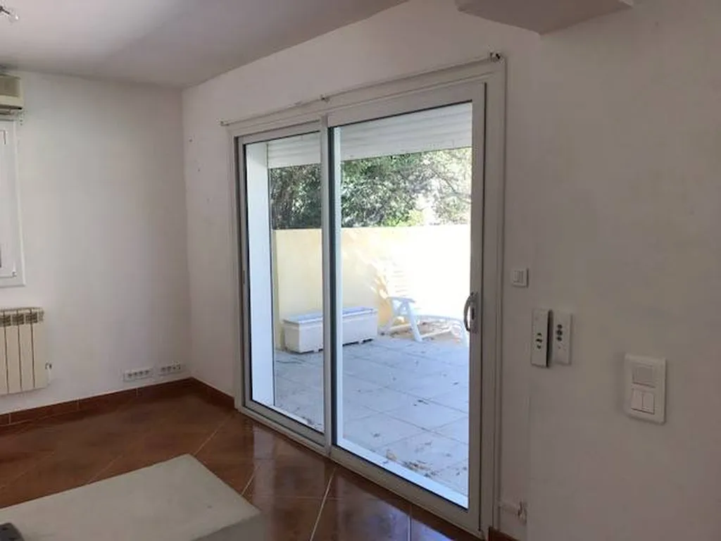 Volets roulants vue intérieure dans une maison à LUYNE