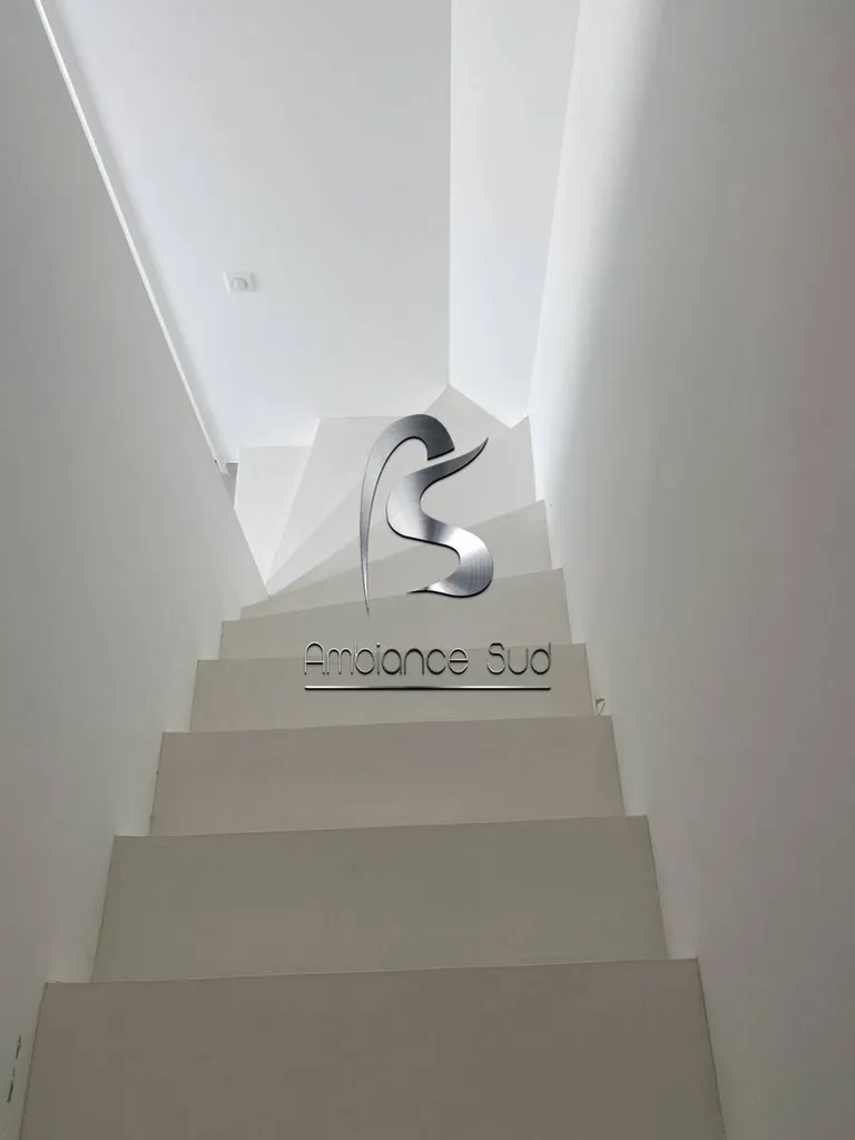 Réalisation d’un escalier en béton ciré taloché blanc dans une maison à La Gaude à côté de Cagnes dans le 06