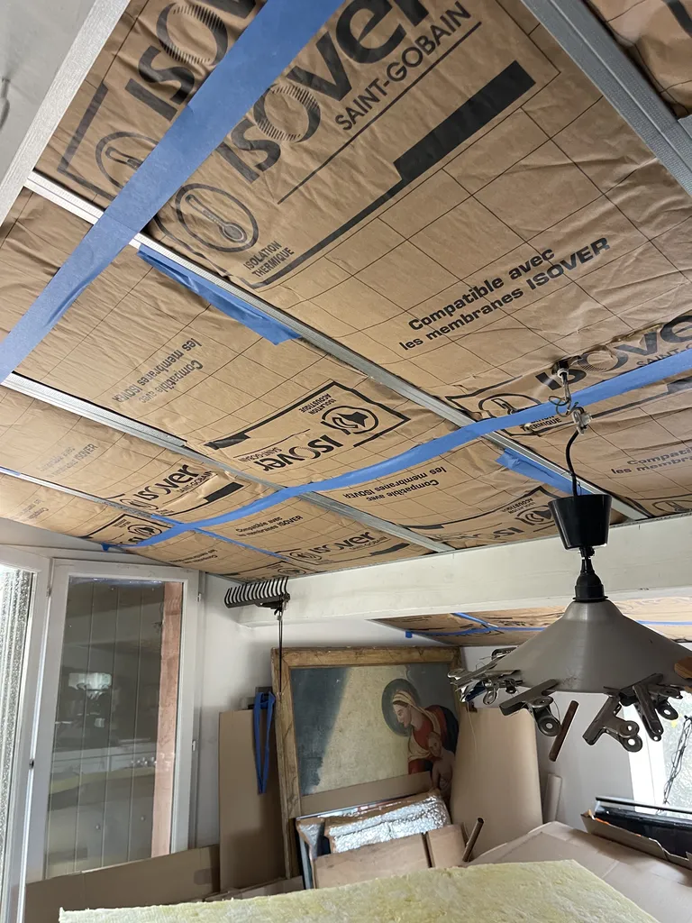 Isolation d’un plafond en sous rampant par laine de verre et habillage placo
