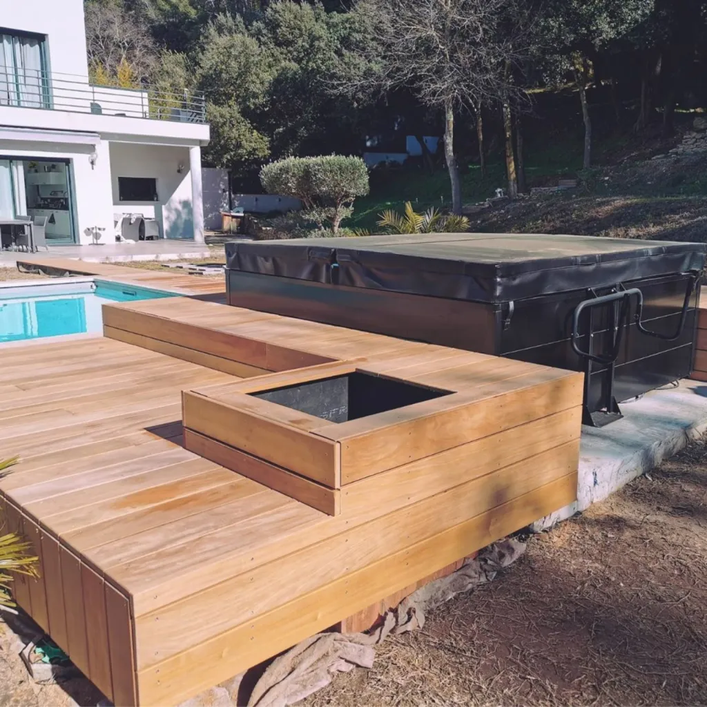 Installation d’un spa Napoli Luxe sur terrasse bois paysagée