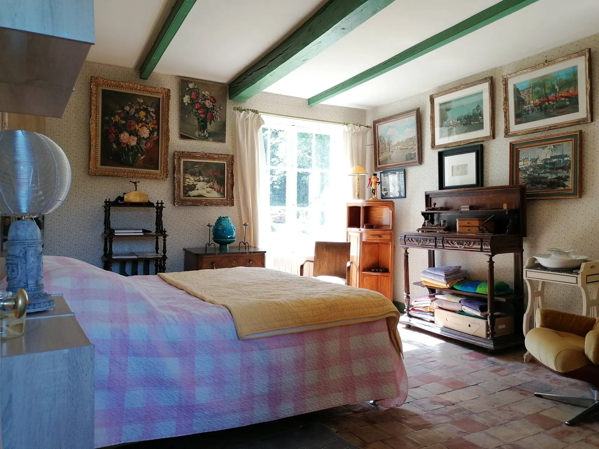 8 minutes à pied du Vieux Bassin de Honfleur. environnement exceptionnel. Propriété Normande