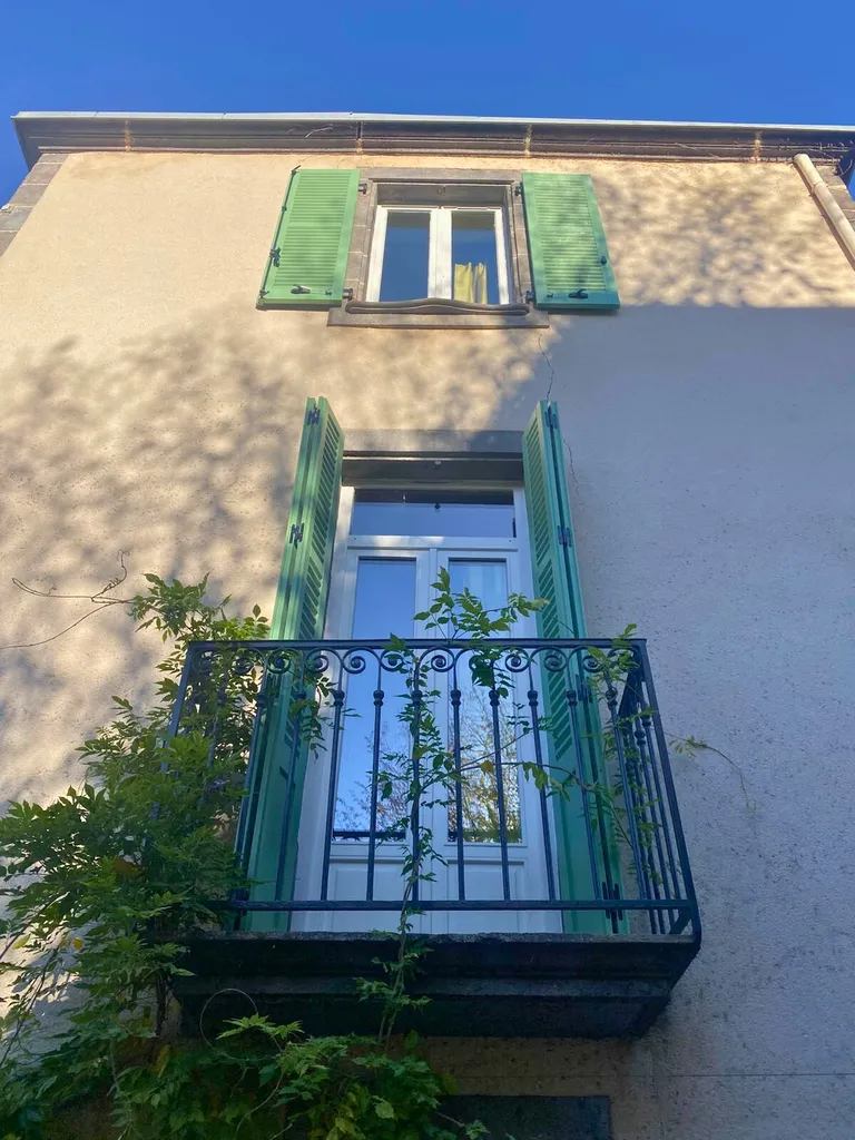 installation de volets battants bois Volets Thiebaut sur fenêtres et porte-fenêtre près de Clermont-Ferrand dans le 63 par 3 Baies
