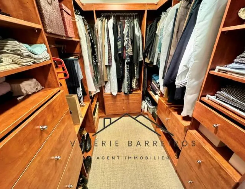 A saisir maison d'architecte de 7 pièces d'une superficie de 195 m² habitables sur un terrain de 1450m2 sur la commune de LA LONDE