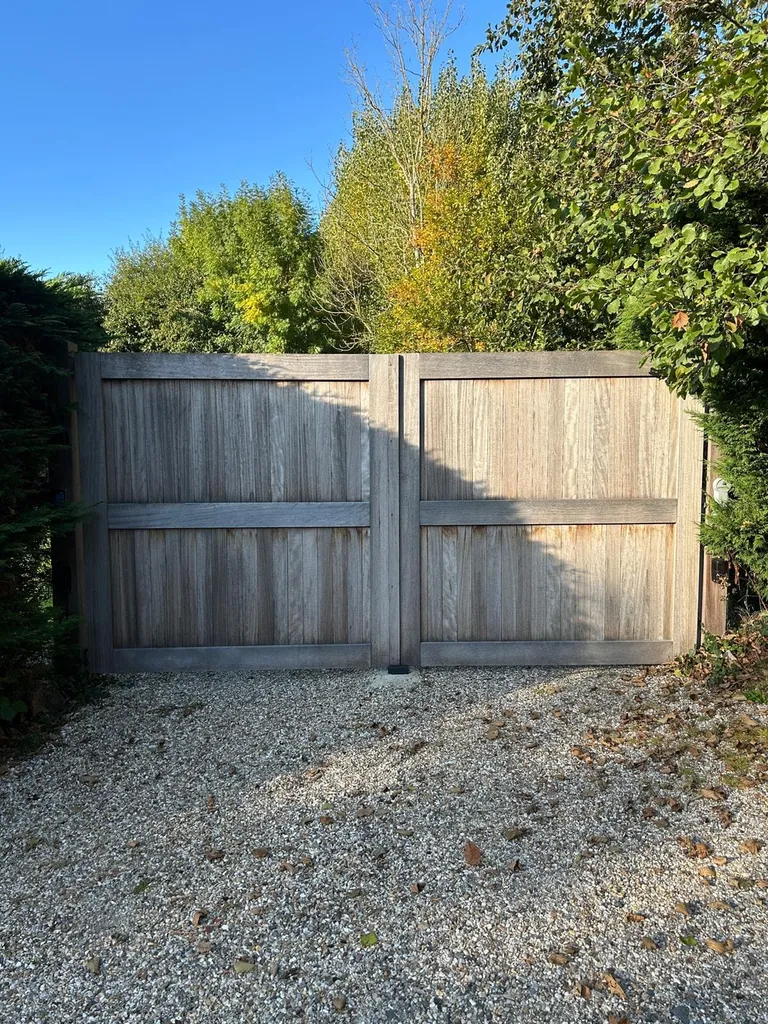 Installation de Portails d'Entrée en Bois massif et exotique moderne sur Mesure à Bourg-Achard dans l’Eure (27)