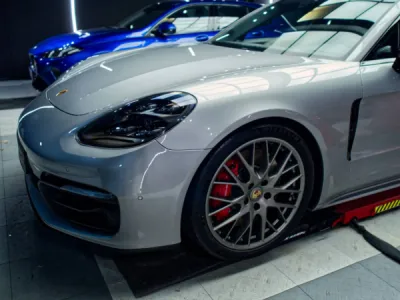 Protection ciblée sur les zones exposées de cette Porsche Panamera Hybrid 2020 grâce au film de protection PPF XPEL posé à la main dans les locaux de Gloss Obsession près de Vannes.