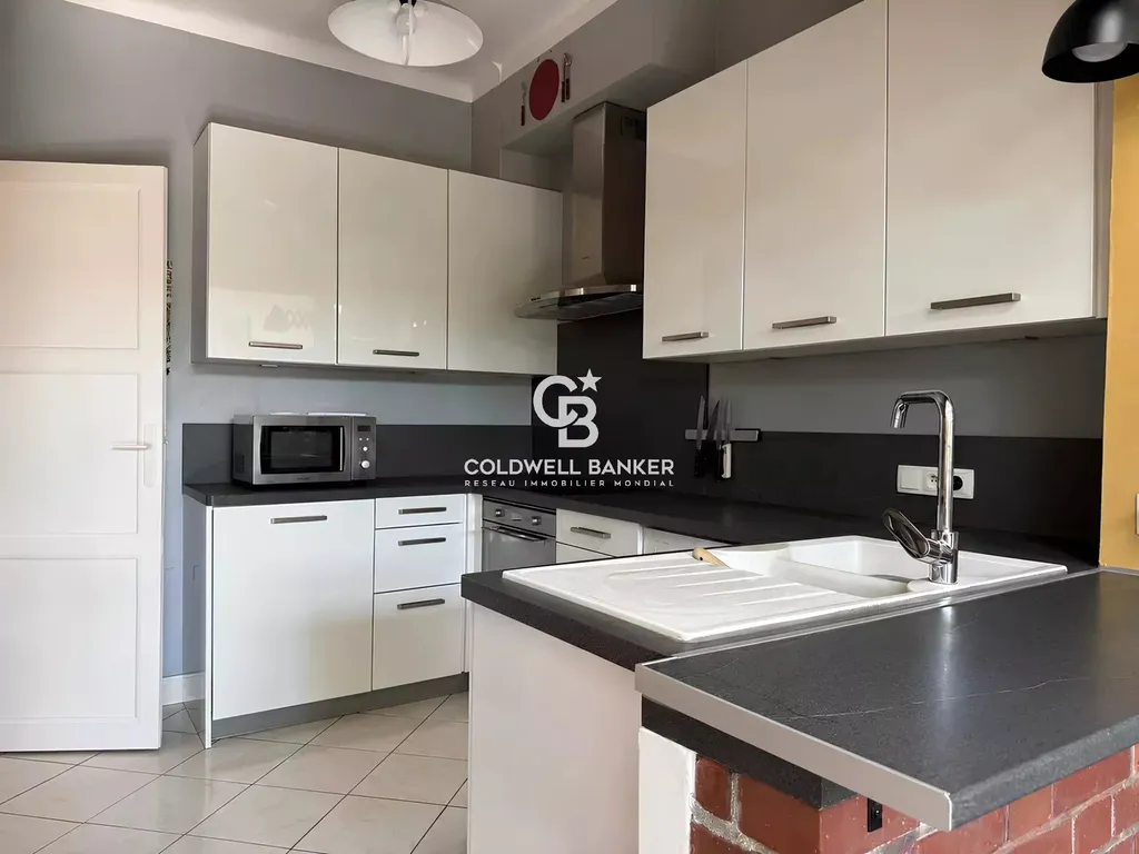 Cuisine équipée, ouverte sur le séjour et baigné de clarté naturelle quelle que soit la saison, grâce à son puit de lumière, quartier du Vieux Mans