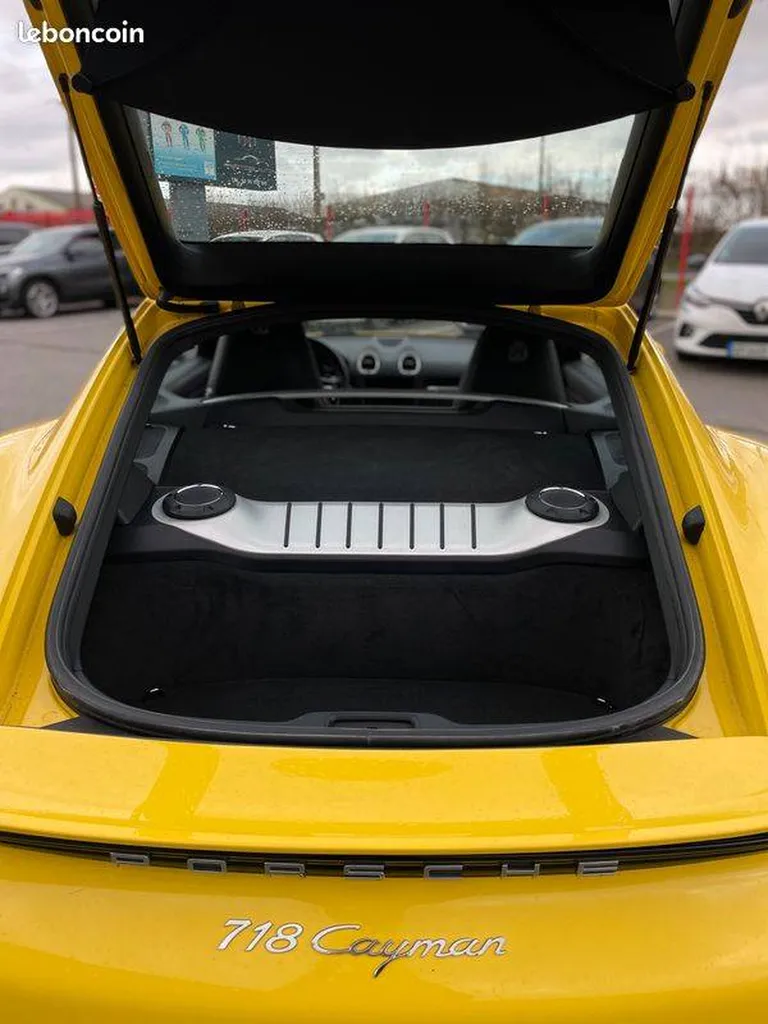 Porsche 718 Cayman jaune d'occasion dans un garage proche de Rouen