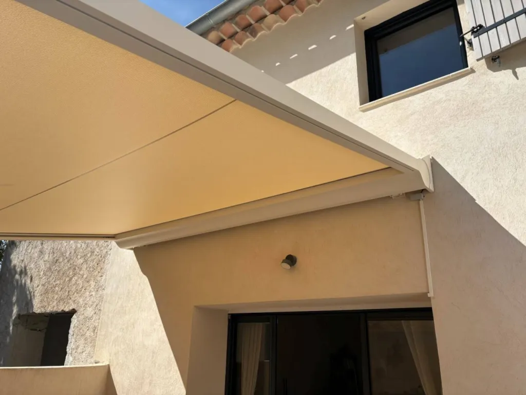 Pose d'une pergola rétractable en toile en région Paca