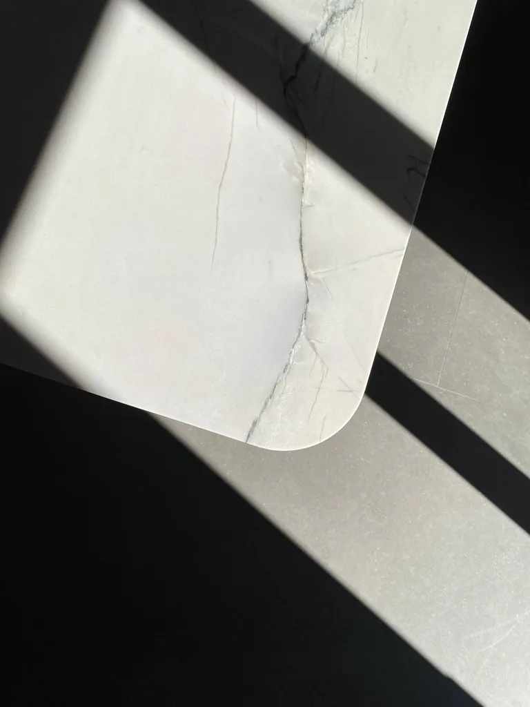 Table en Quartzite avec ces pieds en bois sur-mesure à Arles