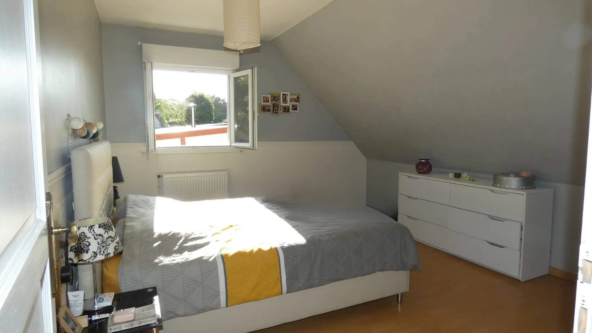 Dans un village côtier entre Dieppe et Le Tréport, à proximité immédiate de la plage.