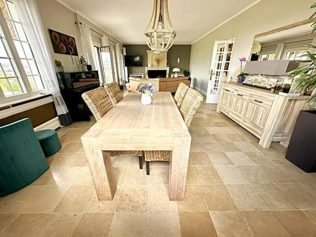 A saisir charmante chaumière de 221 m² édifiée sur un terrain de 5900 m² sur la commune de FRENEUSE 76410