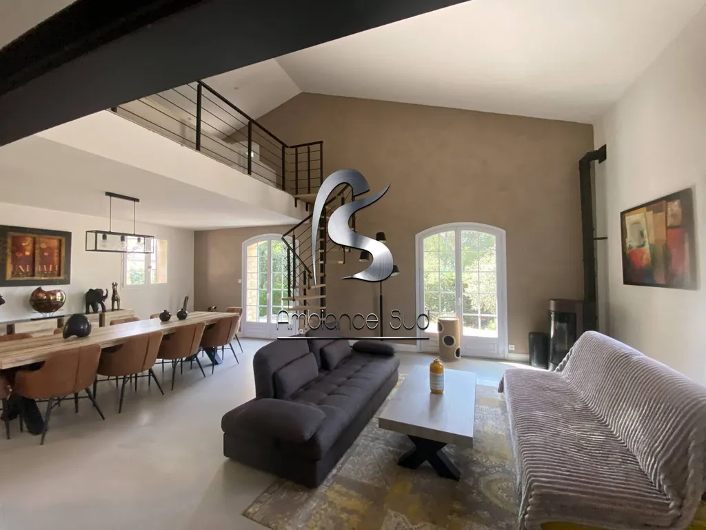 Habillage d’un pan de mur intérieur en béton ciré taloché dans une maison à Cavaillon dans le Vaucluse