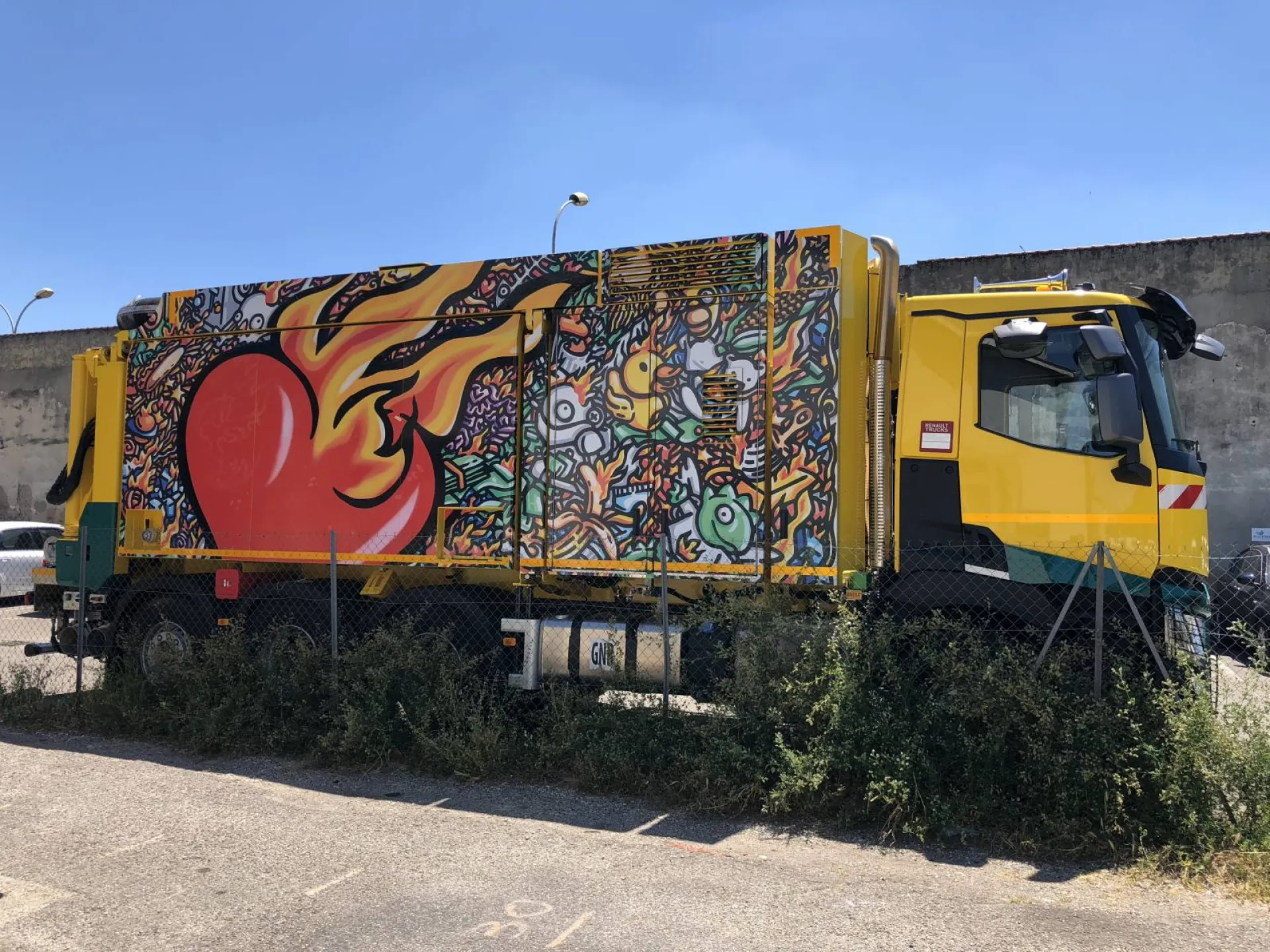 Pose d'adhésifs pour covering ou wrapping sur flotte de camions d'entreprise à Lyon et sa région