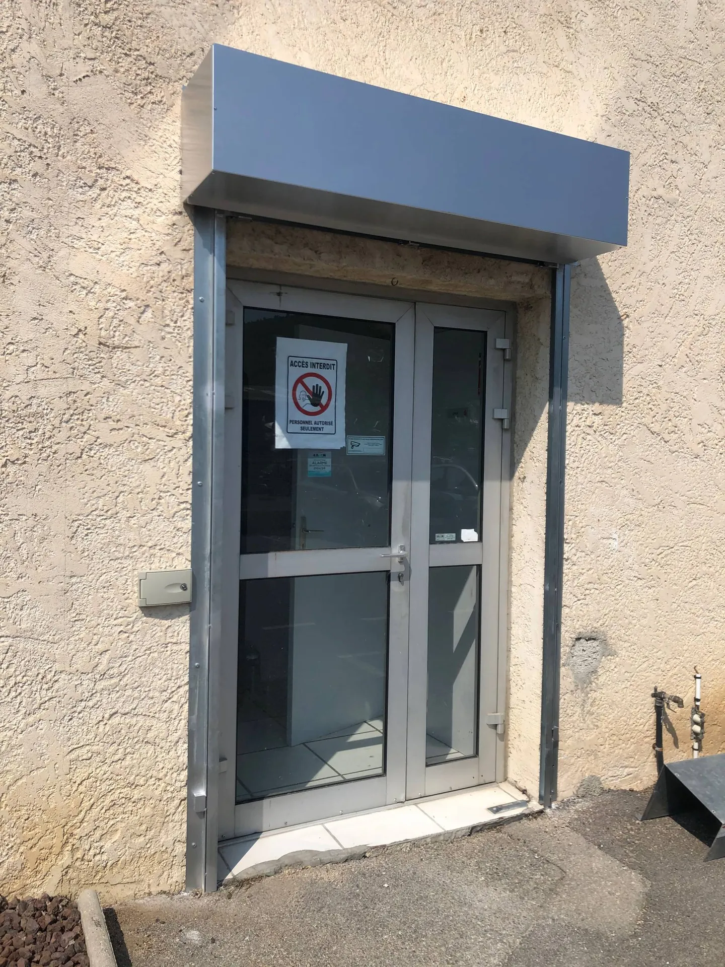 Rideau métallique pose en applique extérieur pour sécurisation de porte d'accès à Aubagne