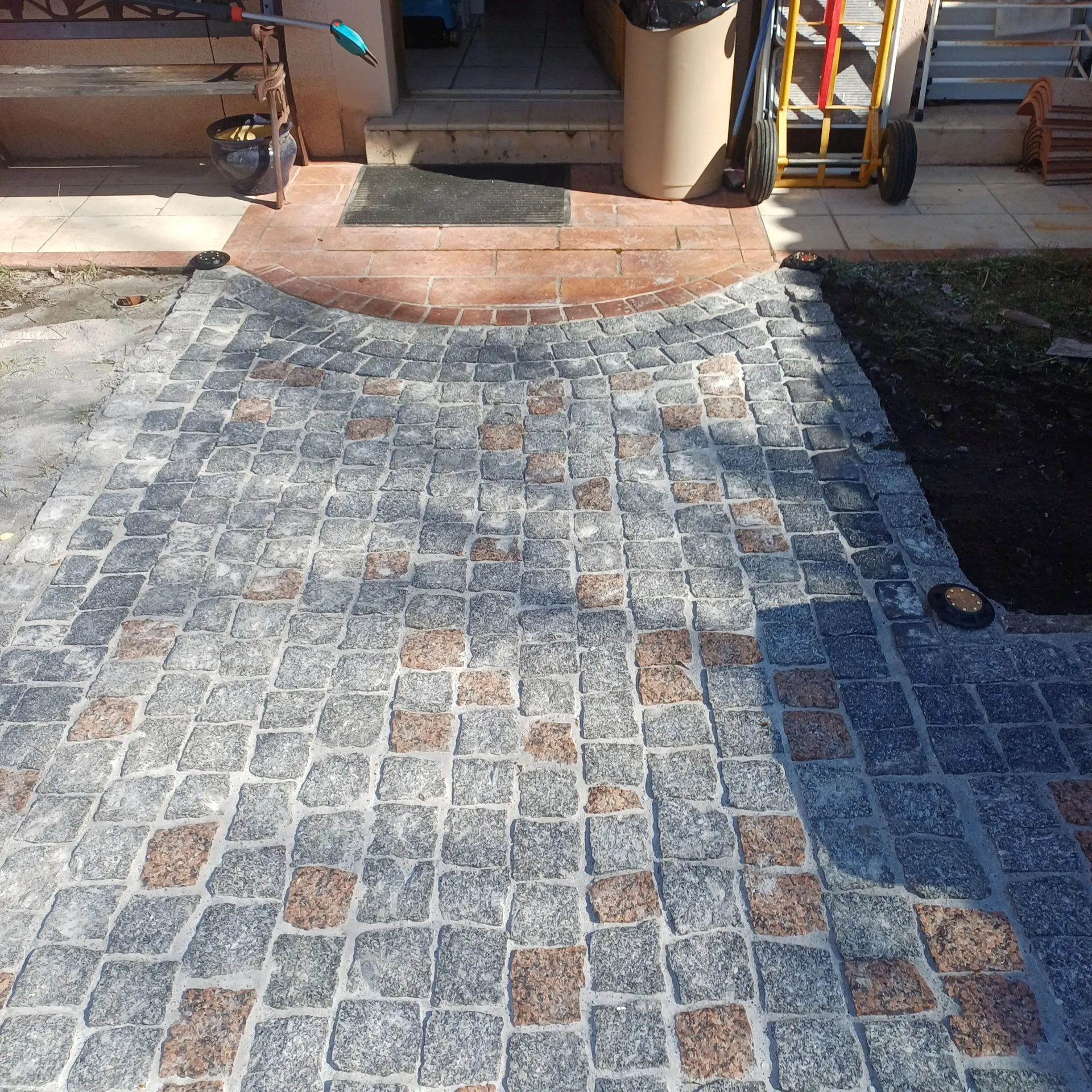 création d'un chemin et parkings en pavé granite gris albas et rose périno avec bande en pavé moir fadre 