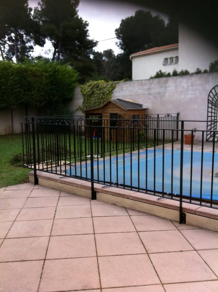 FABRICATION ET POSE PROTECTION CLOTURE GARDE CORPS POUR SECURITE PISCINE EN FER FORGE AVEC PORTILLON SERRURE ENFANT 