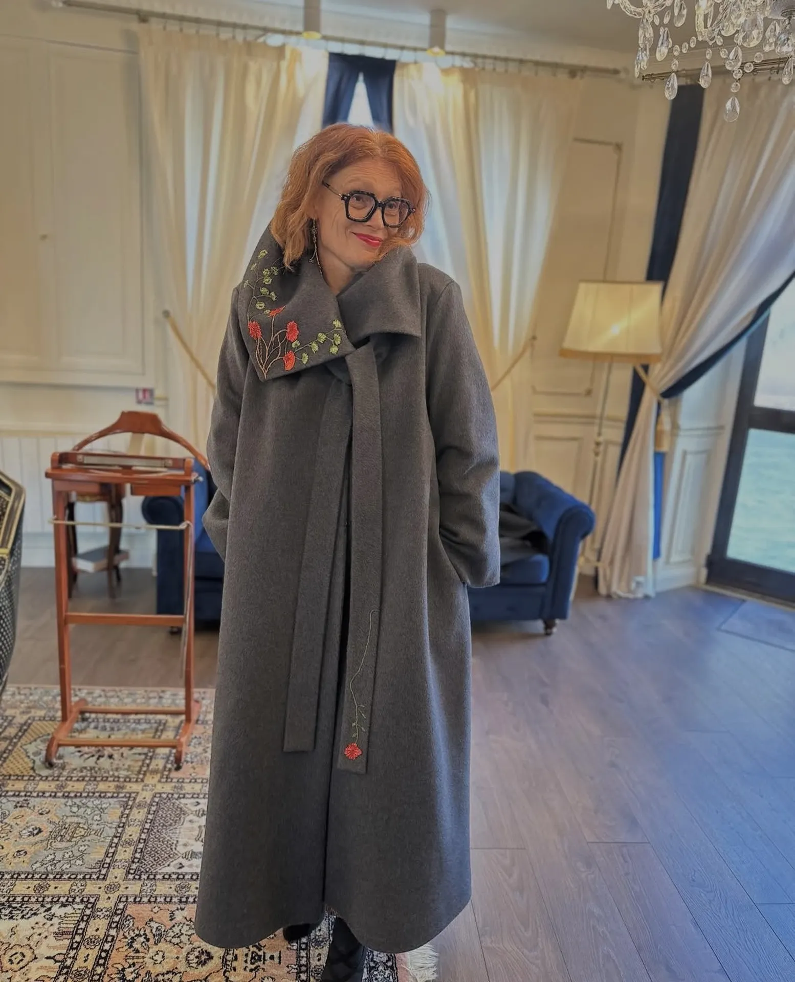 Essayage d'un manteau sur mesure femme à Versailles laine cachemire holland sherry danelska creation couture creation