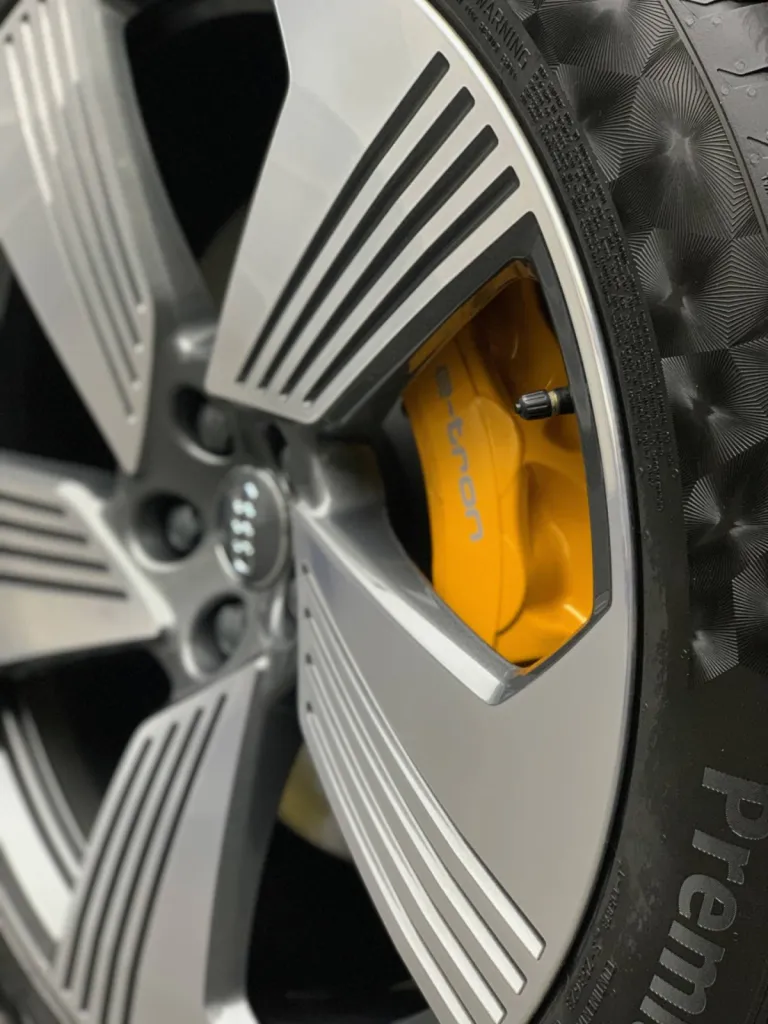 Traitement céramique véhicule neuf Audi E-tron à Moungins