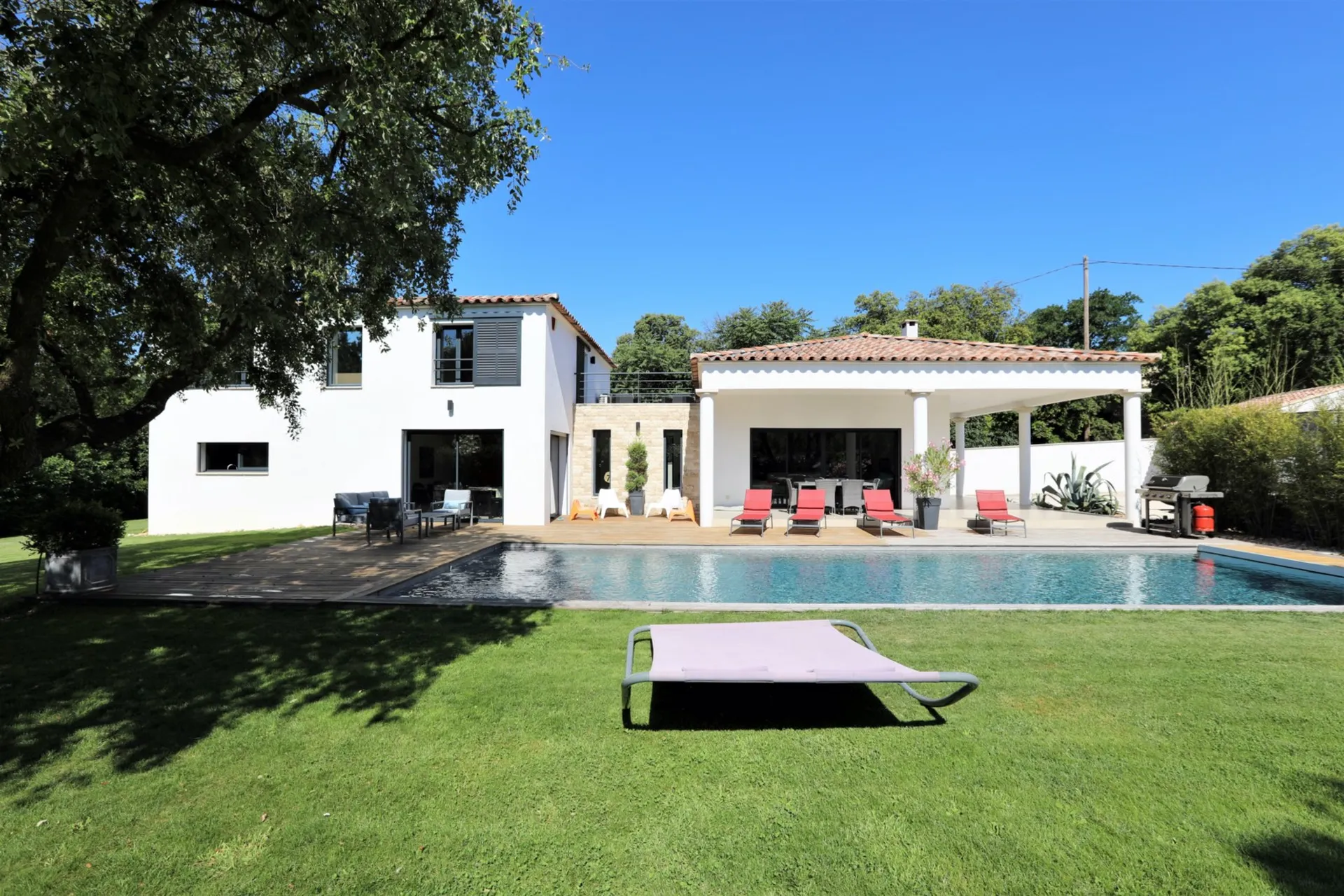 proche golf de Saumane, maison avec piscine sur terrain de 2000m²   