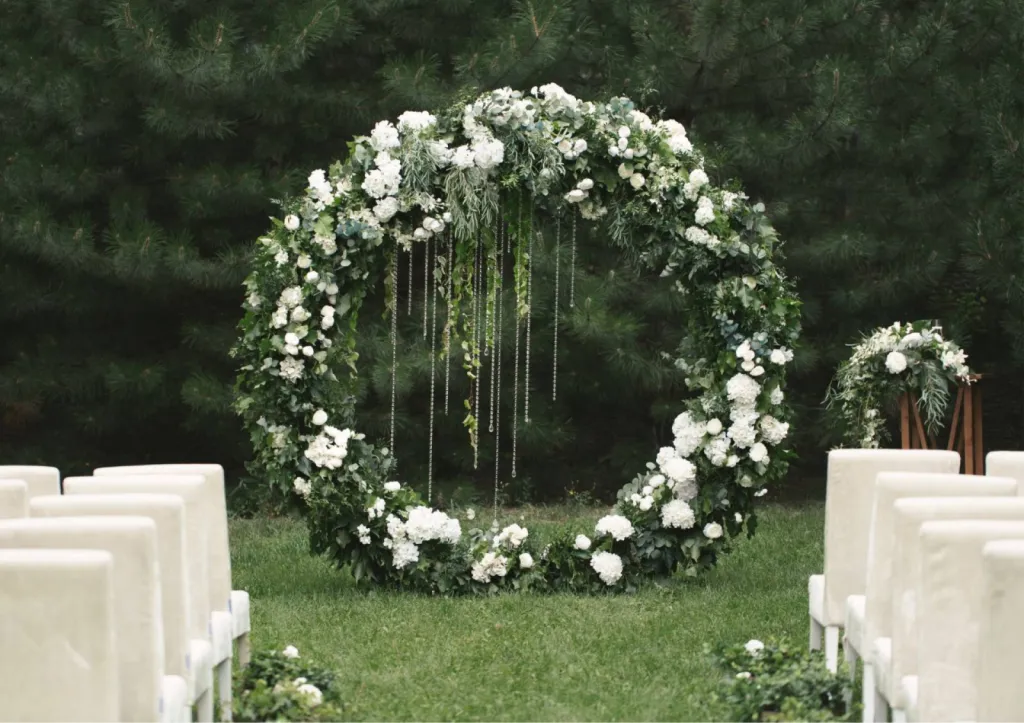 Votre wedding planner à Bordeaux en Gironde, vous donne ses idées d’inspiration pour la décoration de votre arche de cérémonie de mariage sur le thème Mariage Blanc, Mariage Elégant.