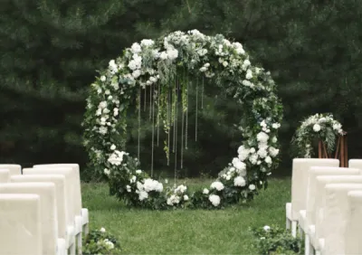 Votre wedding planner à Bordeaux en Gironde, vous donne ses idées d’inspiration pour la décoration de votre arche de cérémonie de mariage sur le thème Mariage Blanc, Mariage Elégant.