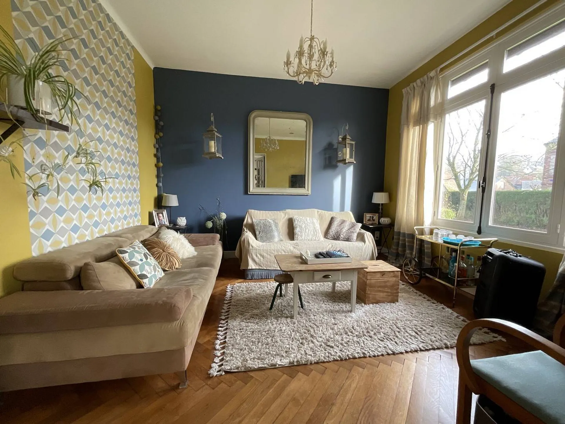 Vends maison normande entièrement rénovée proche des commerces, en Normandie.