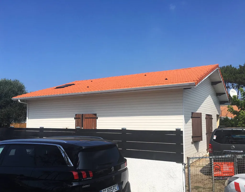 Réalisation terminée avec un bardage pré-peint de la façade de cette maison traditionnelle à Biscarrosse