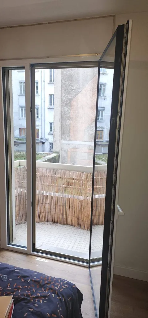  Menuiseries sur-mesure à Lyon 2 : Coulissants et portes fenêtres avec finition champagne doré