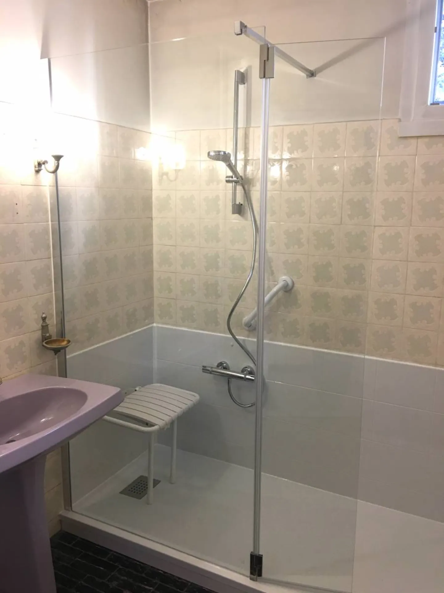 Remplacement baignoire par douche sécurisée senior