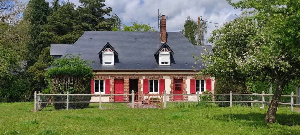 A vendre À 10 minutes de Bernay – Charmante maison en briques rouges avec dépendances et grand terrain