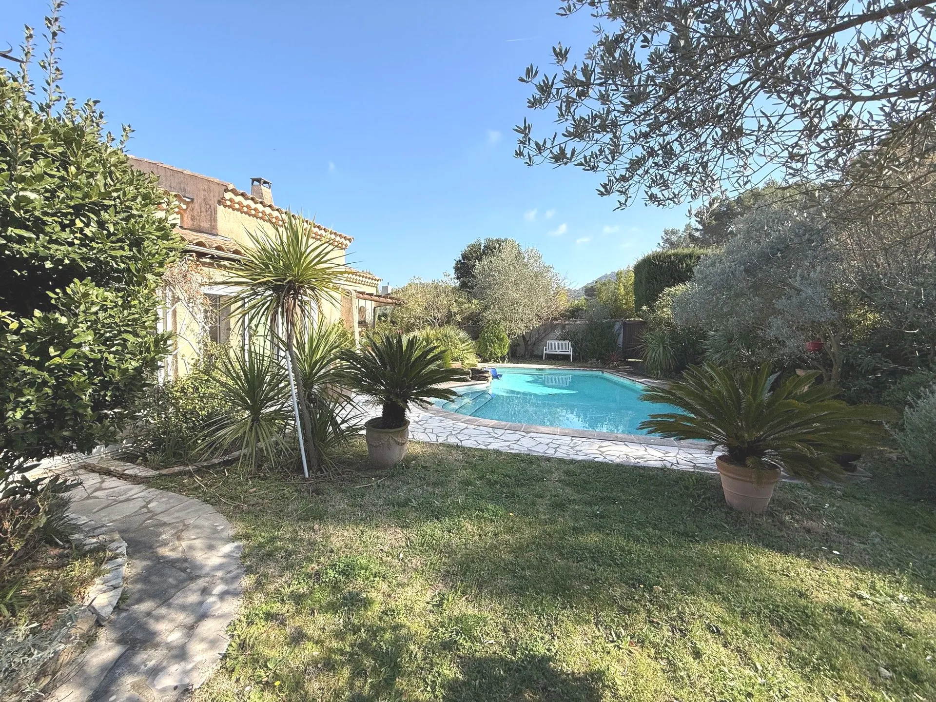 Joli terrain de 756m² arboré