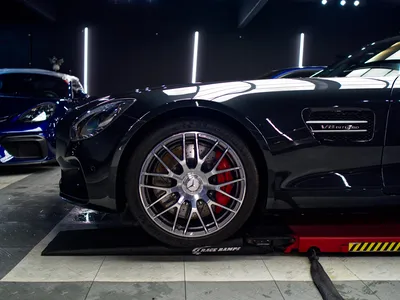 Finition invisible du film de protection XPEL sur AMG GTS