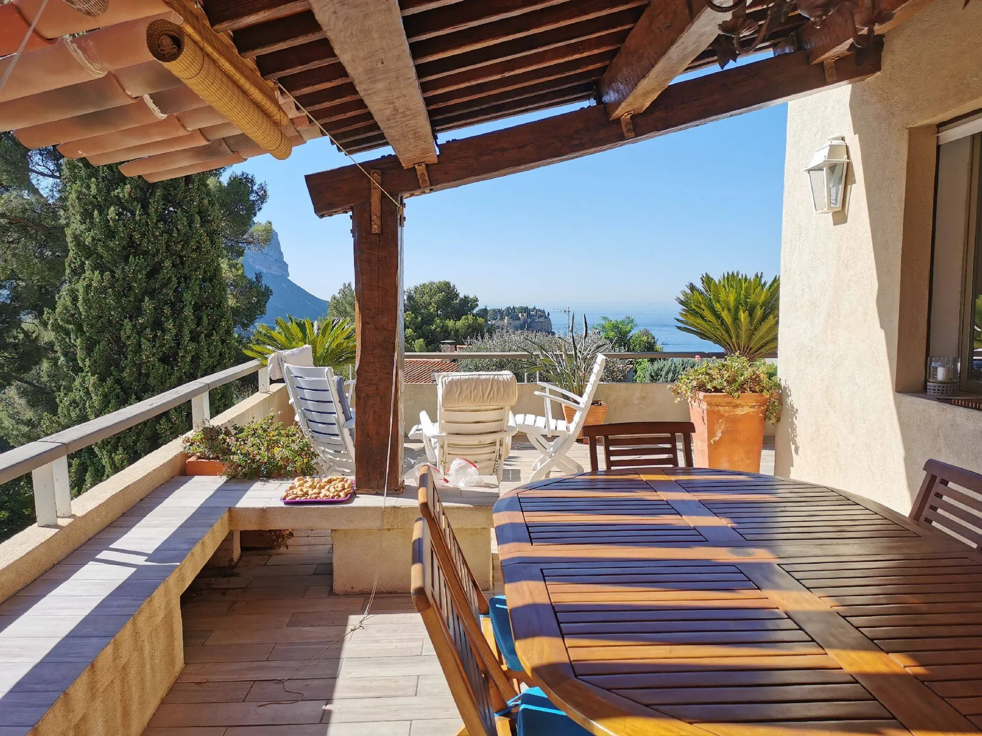Cassis au calme absolu, maison dans clos privé avec piscine, parkings et très belle vue sur la baie