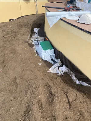 Préparation du système d'arrosage dans jardinières à Nice, place massena