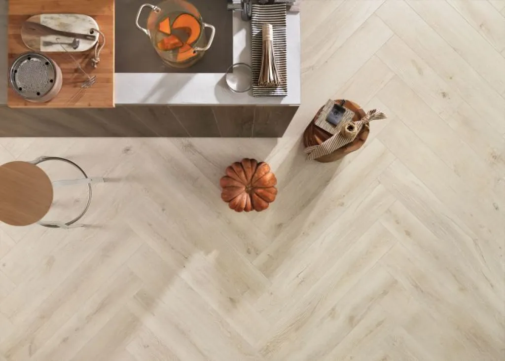 ALNUS et sa pose en bâton rompu subliment les salles de bains à Dieppe avec élégance.