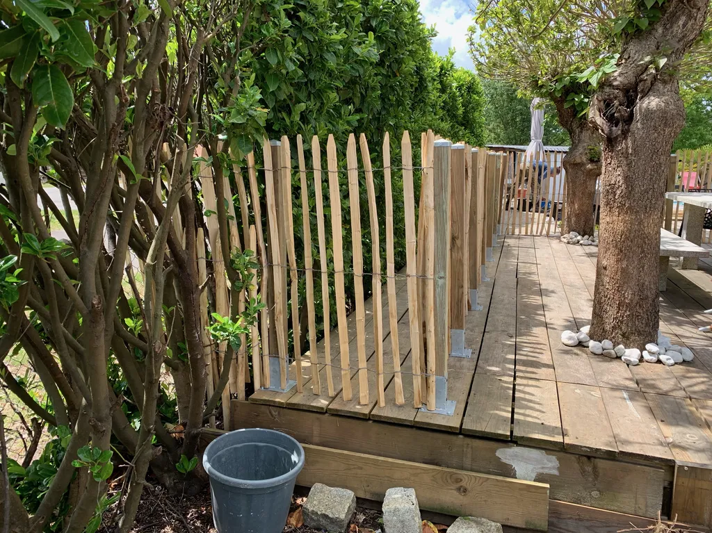 Pourquoi faire installer une clôture en ganivelle avec portillon pour sécuriser une piscine tout en gardant un esprit naturel ?