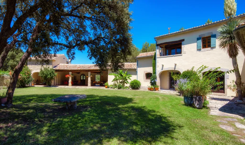 Pernes les Fontaines, propriété d'agrément sur 15 hectares   