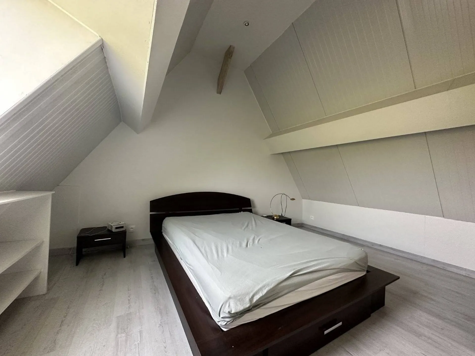 A vendre ensemble immobilier d'environ 273m² habitables sur 8190m² de terrain.