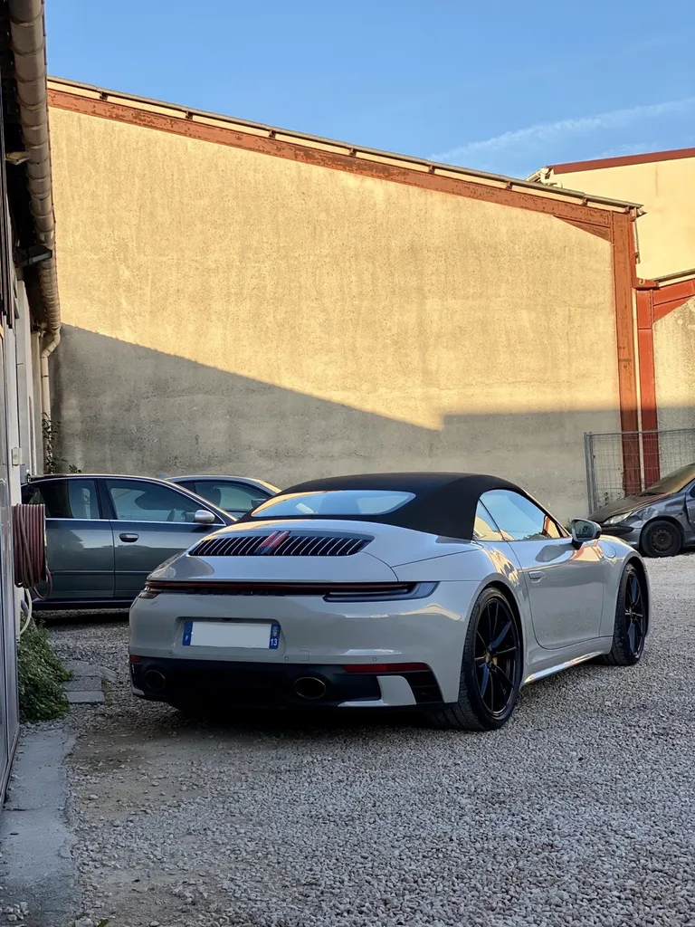 Lustrage et traitement céramique pour cette Porsche 992 proche d’Aubagne et de Marseille 
