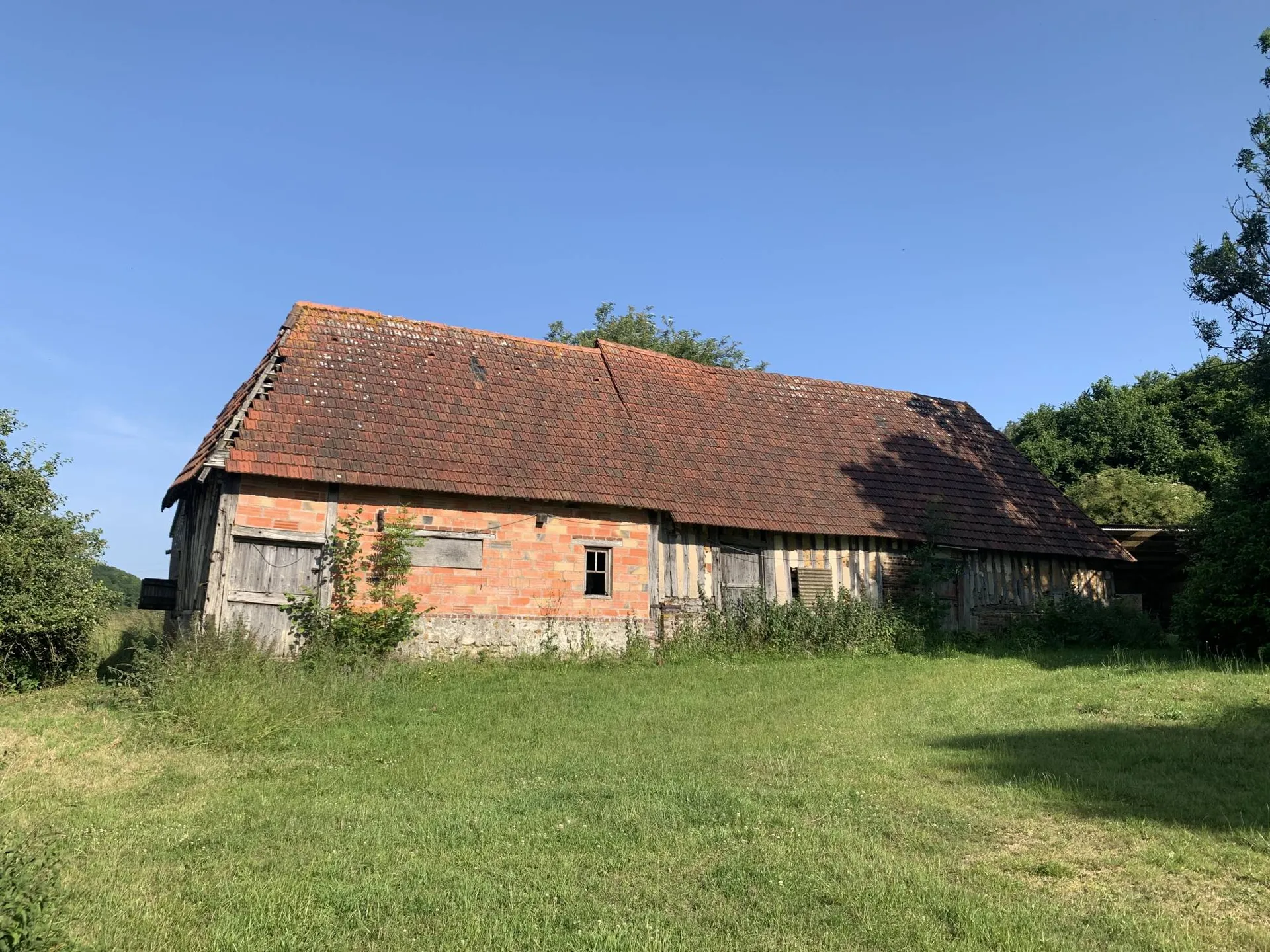 ACHAT - PAYS D'AUGE DU CALVADOS Au sud de LISIEUX 14100 : Corps de ferme normand avec 9 ha 50 a de terrain