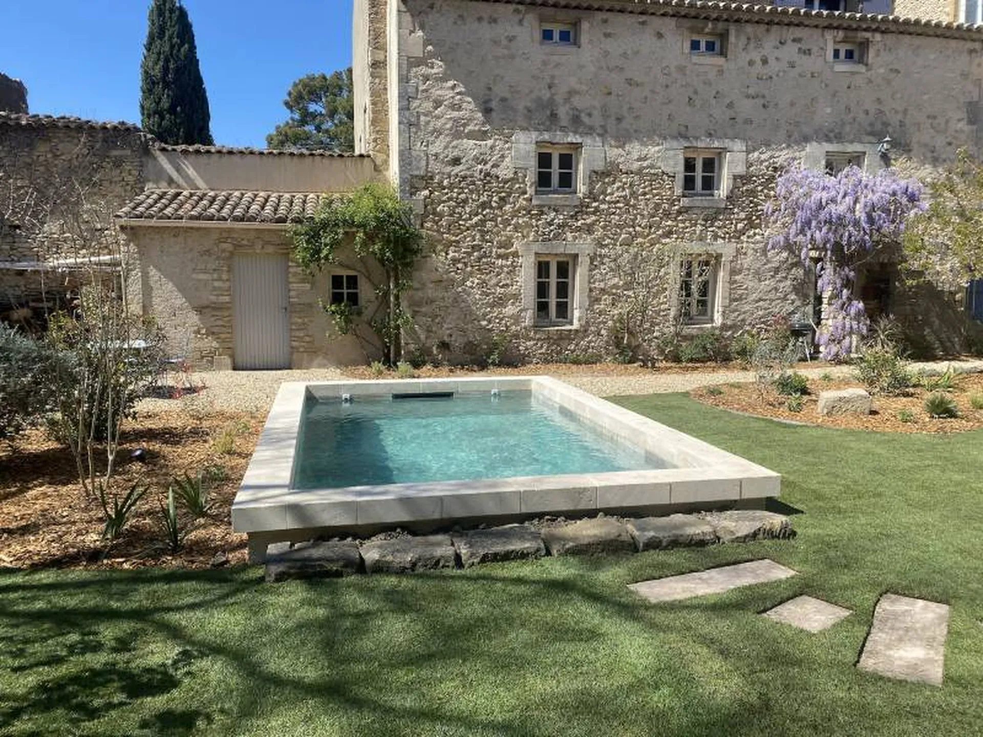 Création de piscine provençale par des paysagistes professionnels à Eyguières 13430, dans les Alpilles, pour un extérieur authentique et raffiné