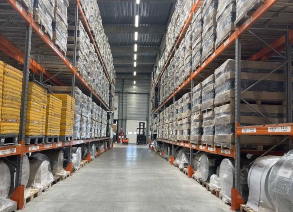 Entrepôts à vendre à Saint Aubin sur Gaillon - 3 000 m² avec stockage, production et bureaux