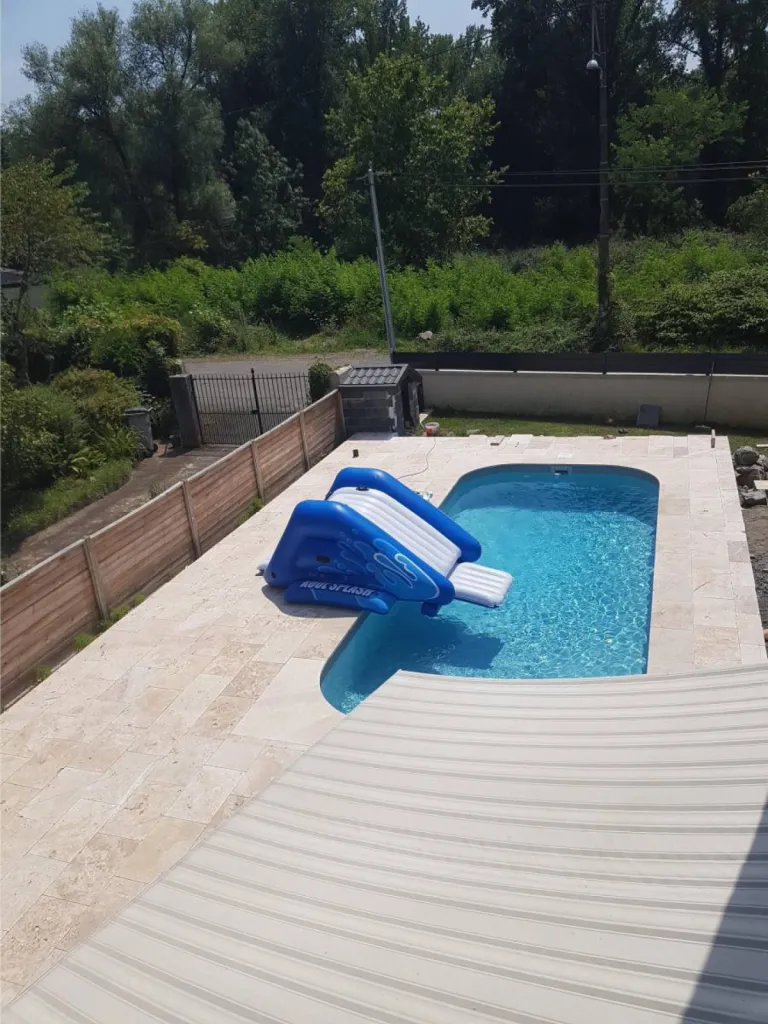 Margelle de piscine en Travertin pierre naturelle, livraison Nantes et Bordeaux