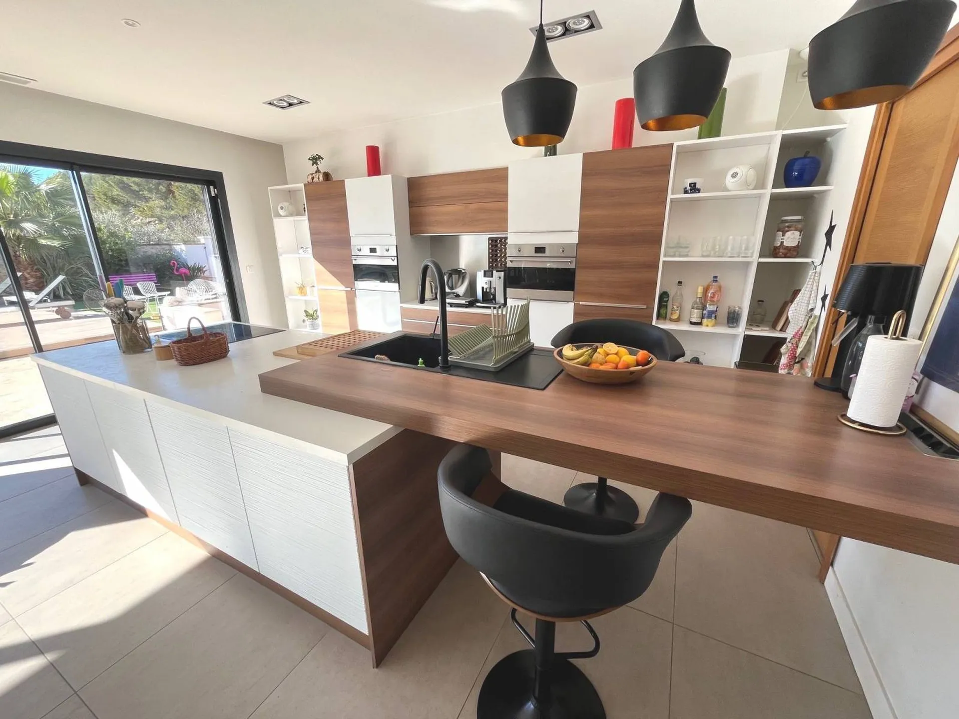 A vendre villa moderne Roquefort la Bédoule proche Cassis, composée de deux logements, piscine, pool house et deux garages doubles 