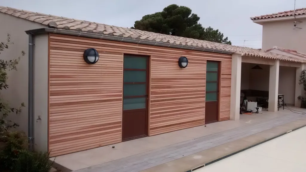 Réalisation d’un pool house en Douglas avec pergola attenante et toiture plate à Mauguio Proche de Montpellier