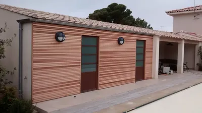 Réalisation d’un pool house en Douglas avec pergola attenante et toiture plate à Mauguio Proche de Montpellier