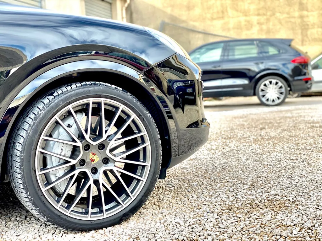 Porsche Cayenne coupé réparation carrosserie à Carnoux Platinum Carrosserie 