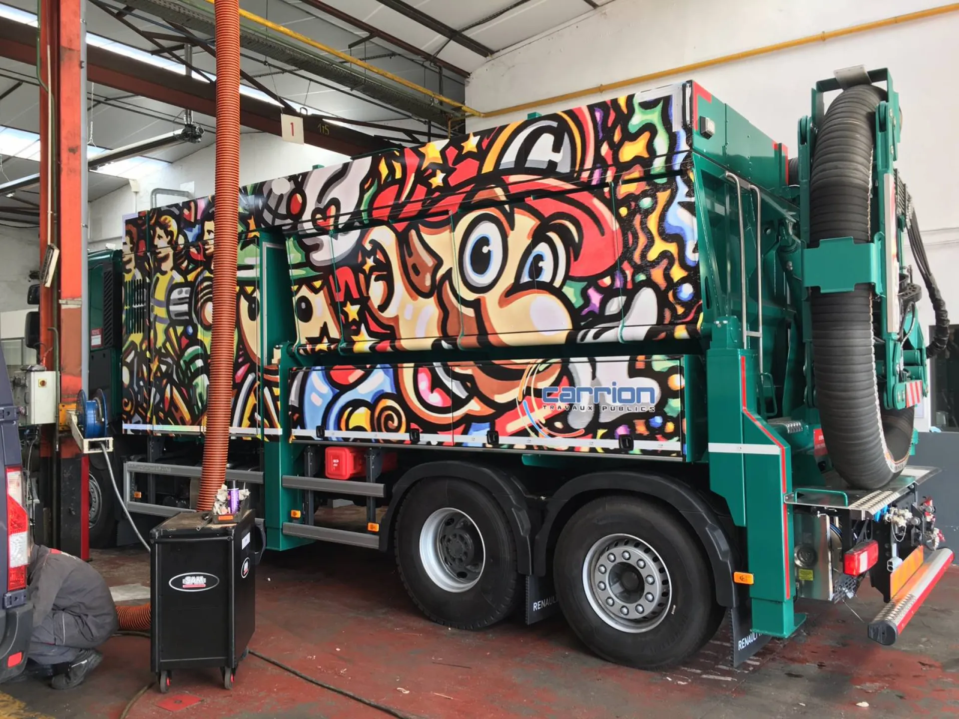 Pose d'adhésifs pour covering ou wrapping sur flotte de camions d'entreprise à Lyon et sa région