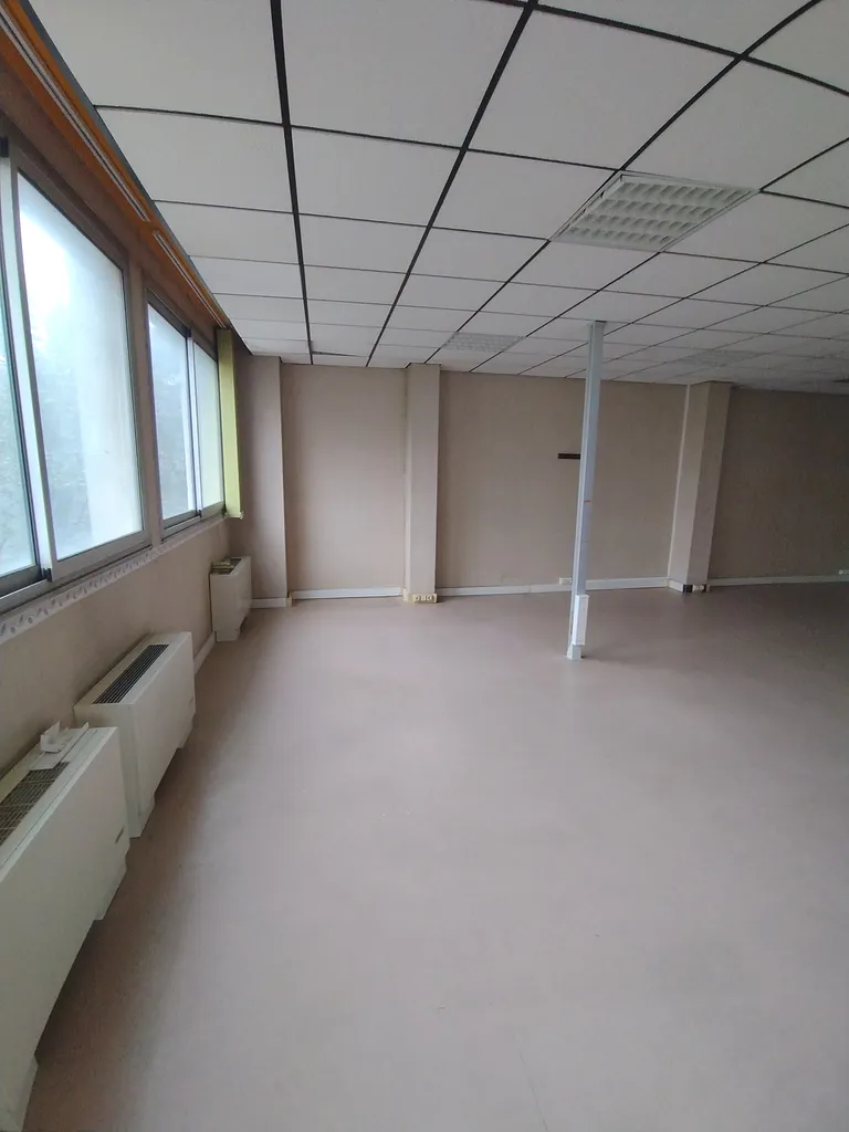 À louer : immeuble commercial de 950m² avec bureaux et local en centre-ville de Perpignan, une opportunité rare avec ascenseur située dans les Pyrénées-Orientales (66).