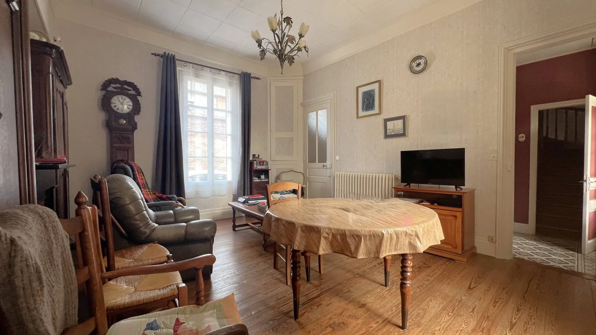 Belle demeure bourgeoise 280m² avec 5 chambres, 11 pièces, chapelle 50m², jardin arboré 597m² et grand garage, exposition sud-ouest, en plein centre de Eu 76260.